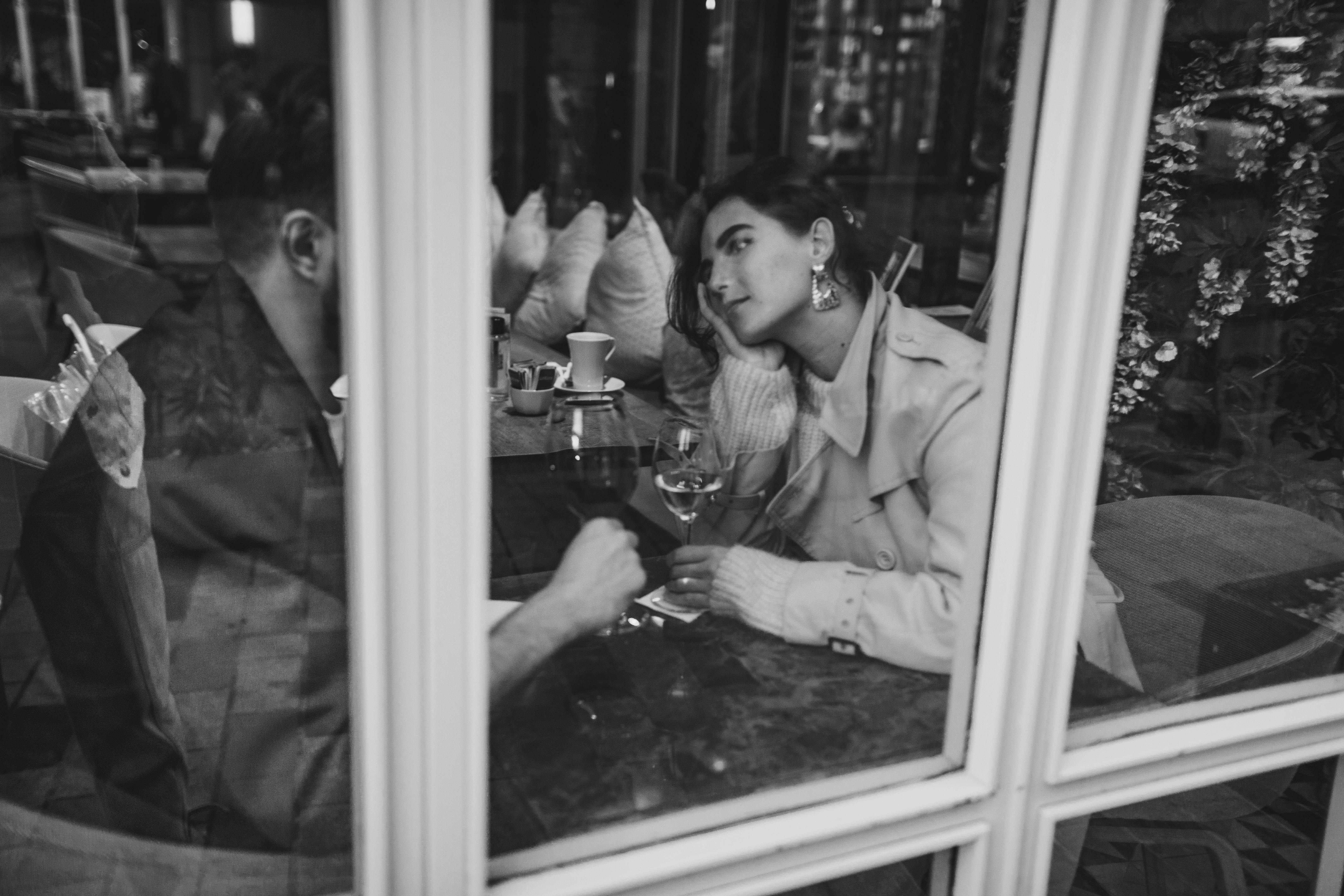 how to breakup with someone - a couple at a cafe